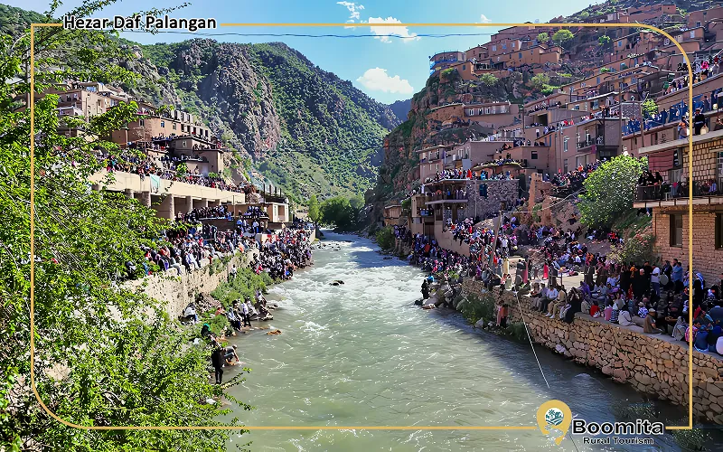 جمعیت در حال تماشای مراسم هزار دف