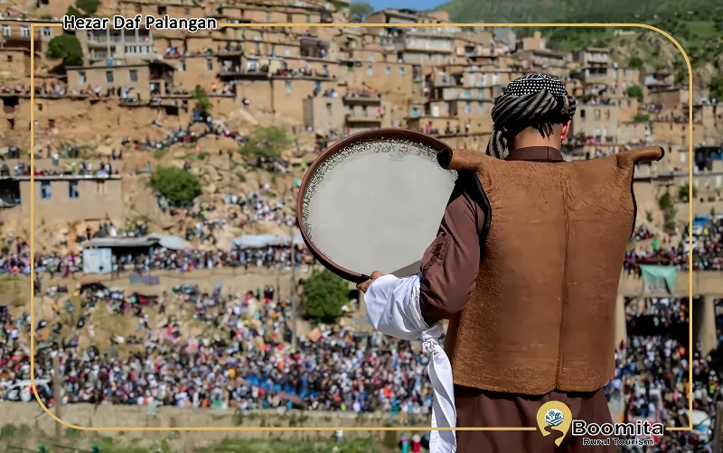 مردی با لباس محلی در حال نواختن دف، آیین هزار دف پالنگان