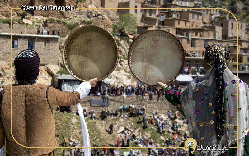 یک زن و مرد با لباس کردی و دف در دست، آیین عرفانی هزار دف