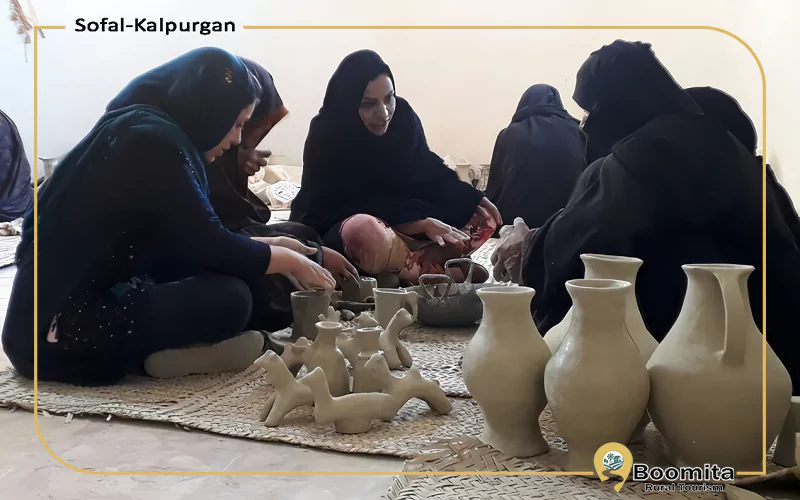 زنان در حال ساخت ظروف سنتی