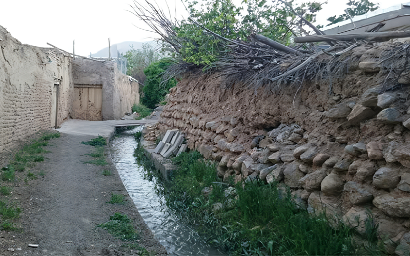 رودخانه، دیوار سنگی و گلی