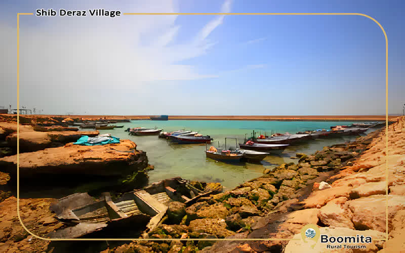 قایق های ماهیگیری در ساحل صخره ای روستای شیب دراز قشم