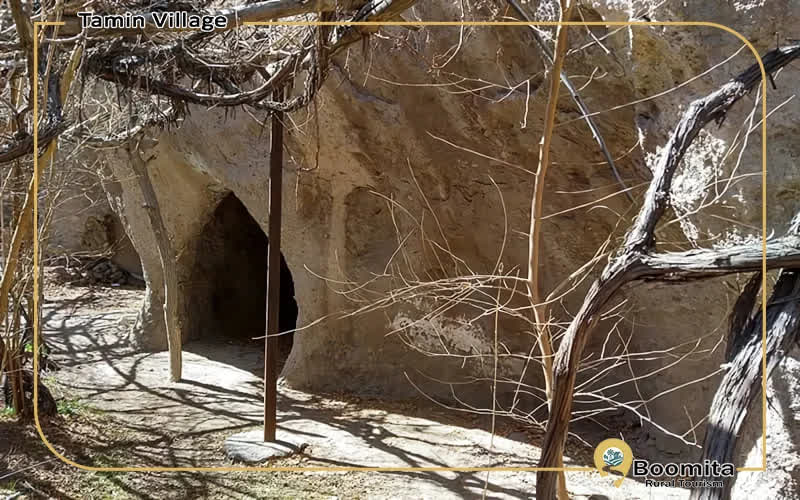 آثار معماری صخره ای روستای تمین