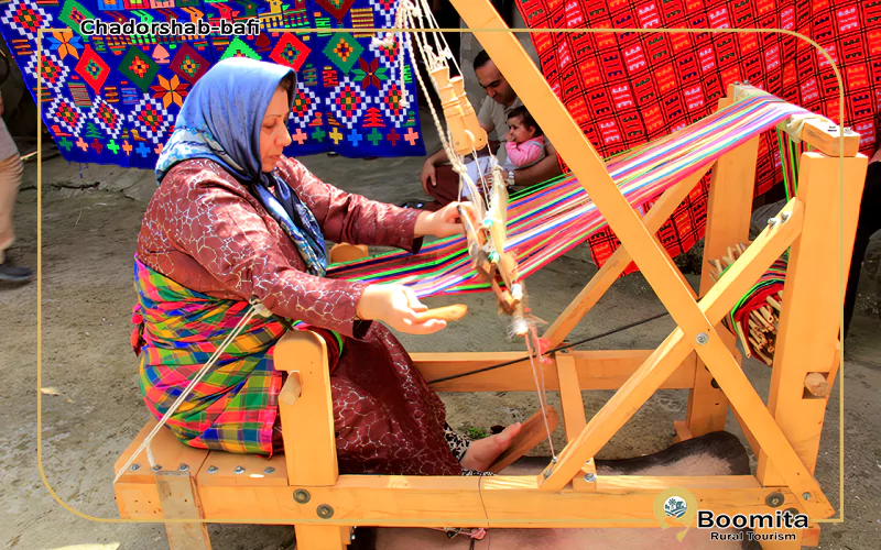 زن در حال بافت چادرشب