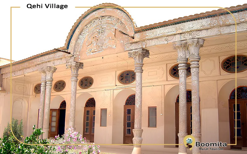 نمایی از خانه قدیمی با ستون و درهای چوبی در روستای قهی