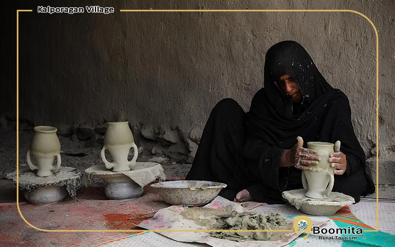 زنی در حال ساخت سفال به شکل سنتی