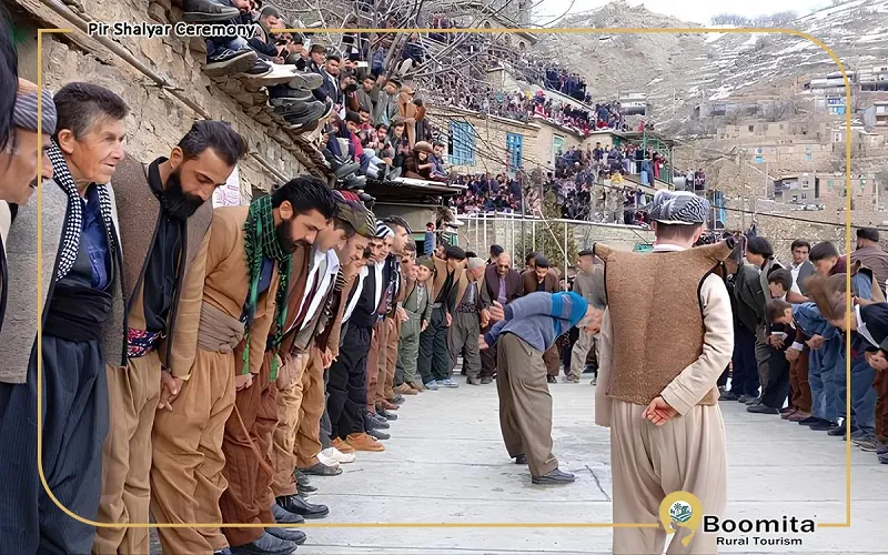 در حال اجرای مراسم