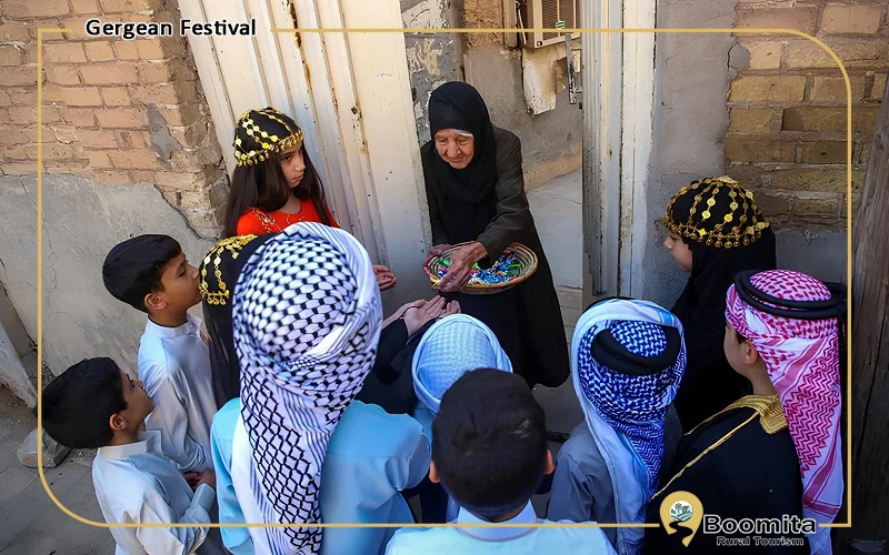 کودکان در حال دریافت هدیه