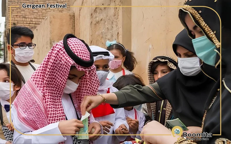 کودکان در حال دریافت هدیه در رماسم گرگیعان