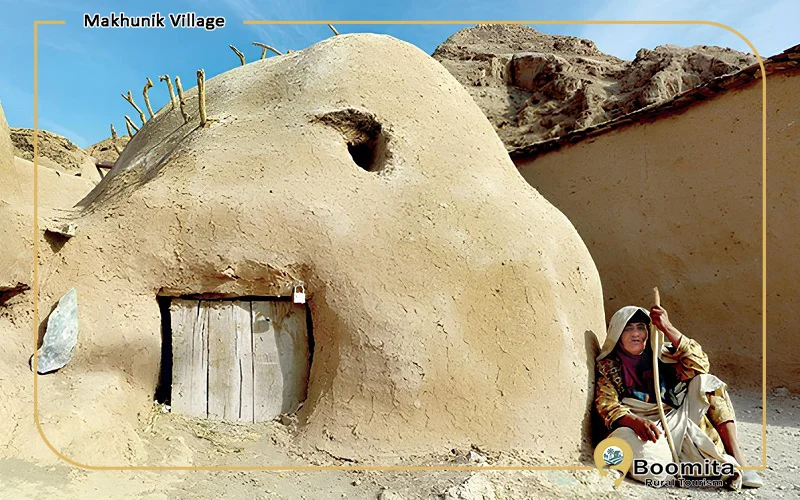 پیرزنی کنار خانه قدیمی نشسته