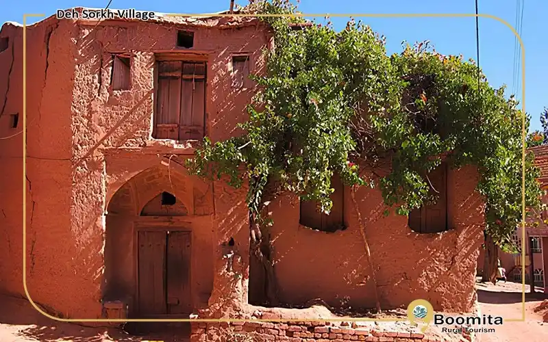 نمایی از خانه های روستای دهسرخ با خاک سرخ