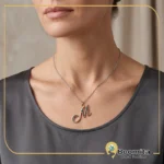 گردنبند فیروزه‌کوبی طرح M با فیروزه نیشابور