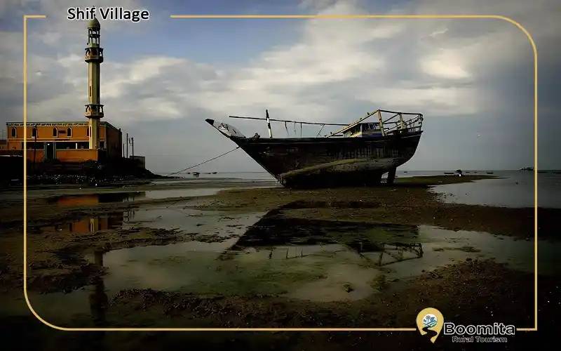 لنج به گل نشسته در ساحل شیف